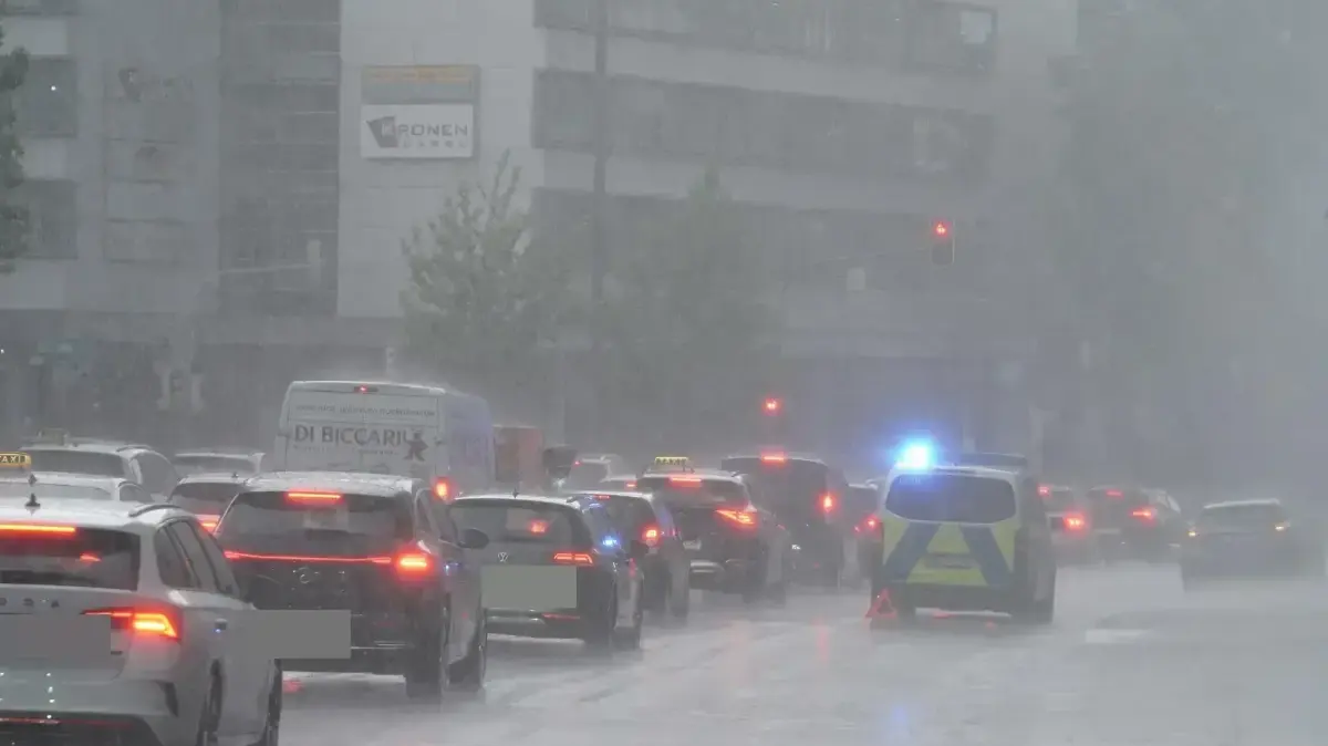 Schweres Unwetter ging nieder zahlreiche Einsaetze fuer die Feuerwehr um 19.00 Uhr ging los Stark Regen auf der Friedrichstrasse , auf der Kontrad Adenauer Strasse 300 Meter Laenge Strasse ueberflutet, Schillerstrasse Feuerwehr Einsatz Foto Andreas Rosar Fotoagentur-Stuttgart 15.07.2026