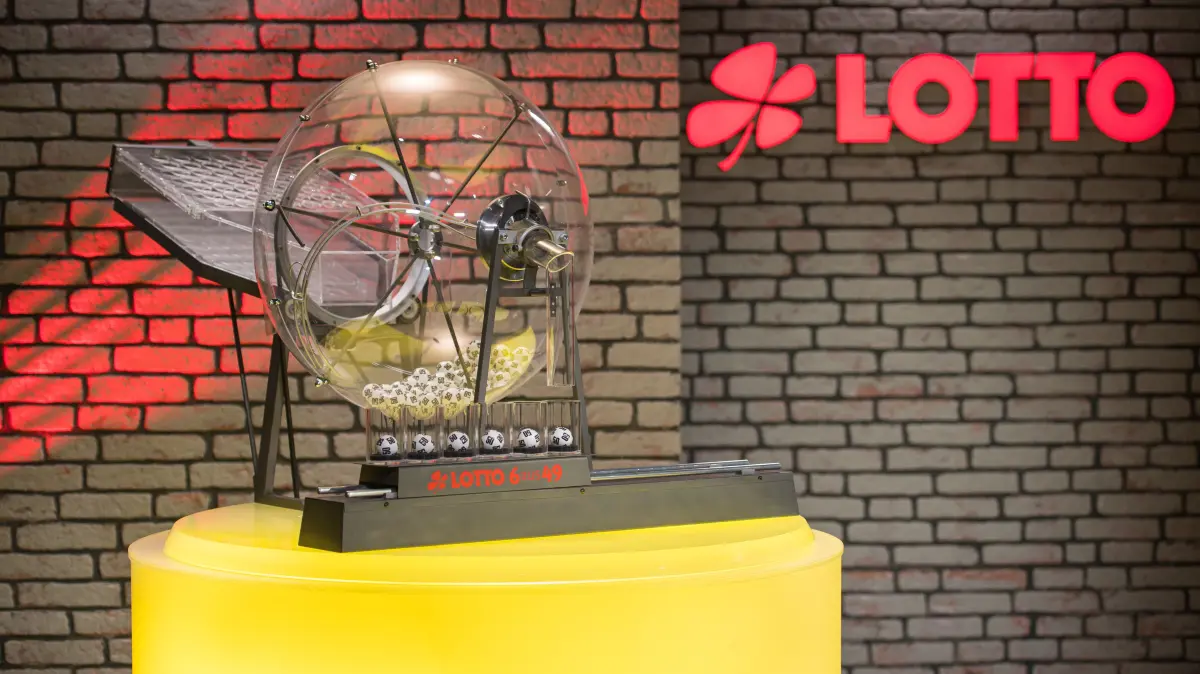 Die Ziehungsmaschine der Lottozahlen 6 aus 49 steht in der Studio-Kulisse. Die Maschine ist mit Probekugeln mit der Zahl 50 gefüllt.