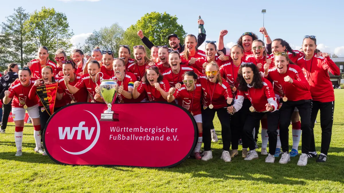 Siegerinnen des VfB Stuttgart II mit dem Pokal (VfB Stuttgart Frauen II, #27)
SV Eutingen vs. VfB Stuttgart II, Fussball, wfv-Verbandspokal Frauen, Spielzeit 2025/2026, 14.05.2026
Foto: Eibner/Carsten Schwering