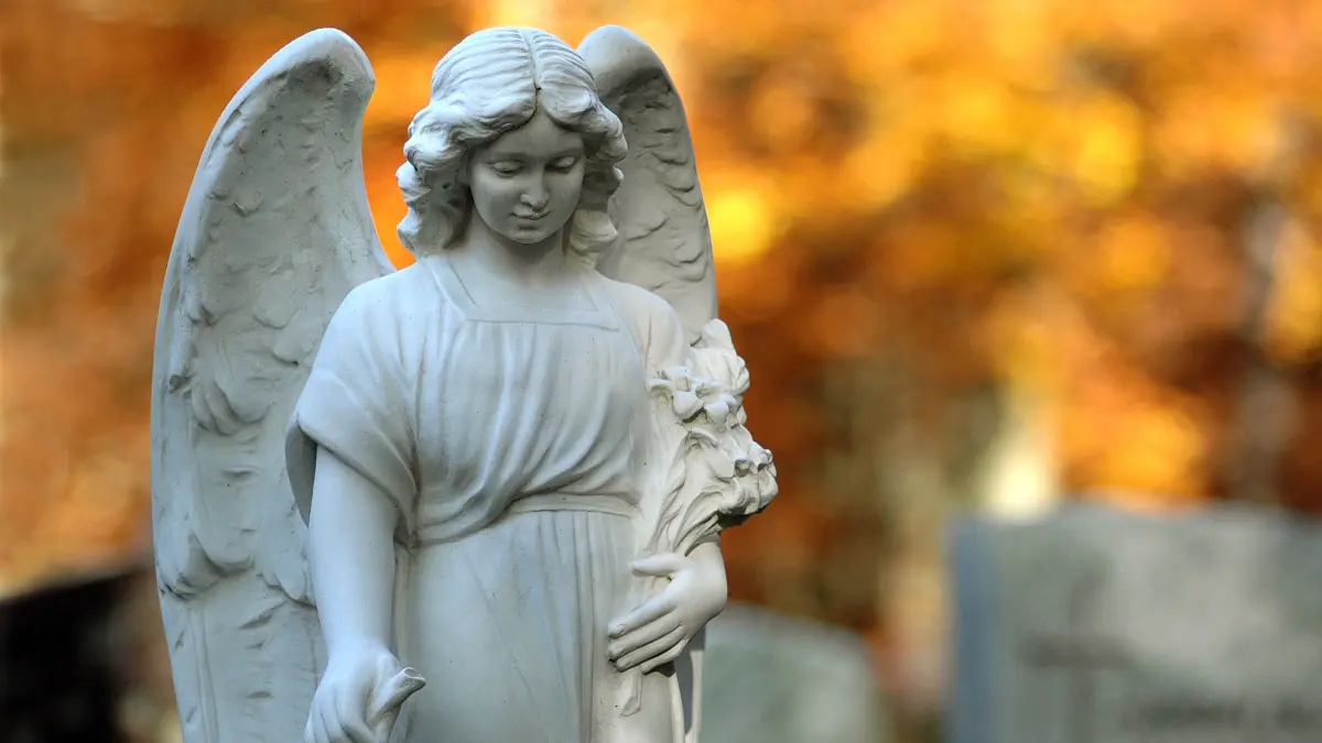 Feature zu Allerheiligen; Friedhof; Engel; Herbststimmung;
Herbst; Schmuckbild;
Friedhof Herrenberg