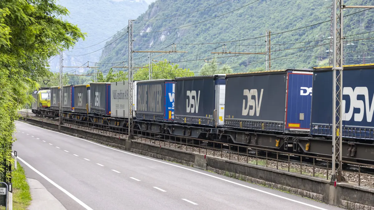 Brennerbahn der italienischen Bahn bei Ala. Die Trasse führt durch das Tal der Etsch, weitgehend parallel zur Brenner-Autobahn. // 28.05.2021: ITA, Italien, Trentino-Südtirol, Ala. *** Brenner line of the Italian railway near Ala The line runs through the valley of the Adige river, largely parallel to the Brenner motorway 28 05 2021 ITA, Italy, Trentino South Tyrol, Ala