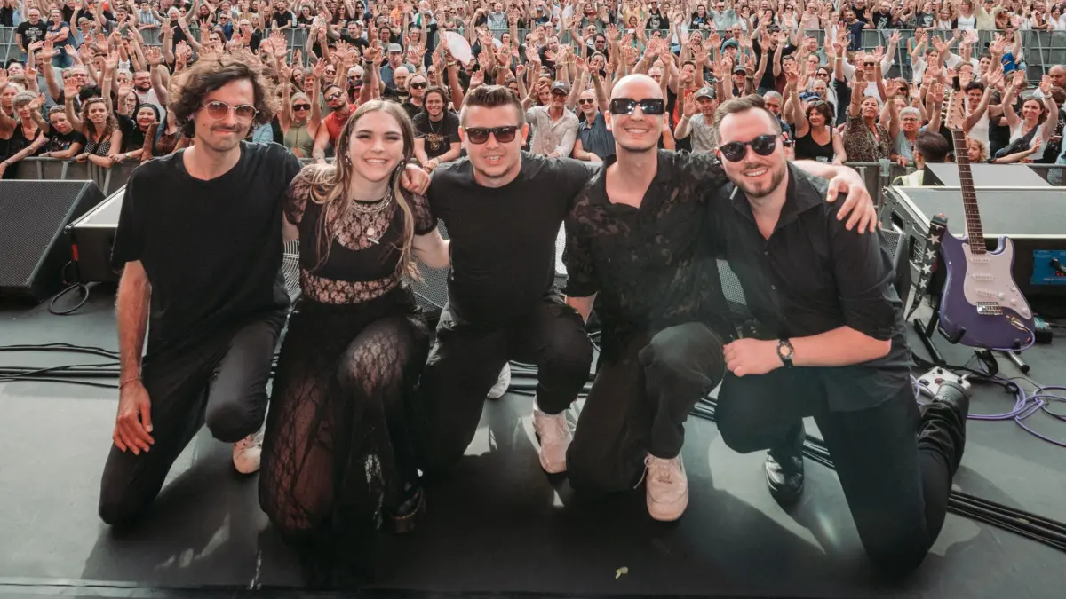 Gefeierter Auftritt: die Böblinger Sängerin Jules und ihre Band beim Jazzopen 2024 in Stuttgart.