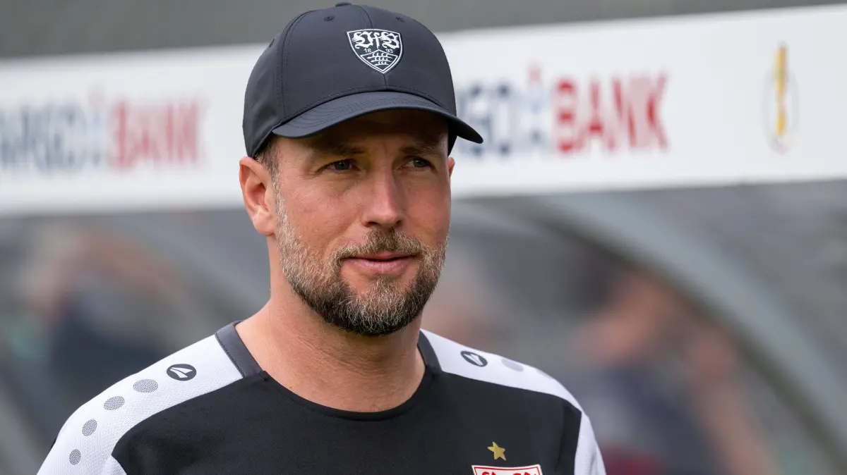 Training VfB Stuttgart, Sebastian Hoeness VfB Stuttgart, Cheftrainer, Trainer GER, Abschlusstraining und Pressekonferenz am Vortag des DFB-Pokalfinale, FC Bayern Muenchen vs. VfB Stuttgart, Fussball, Herren, DFB-Pokal, Finale, Spielzeit 2025/2026, 22.05.2026, DFL/DFB REGULATIONS PROHIBIT ANY USE OF PHOTOGRAPHS AS IMAGE SEQUENCES AND/OR QUASI-VIDEO, GER, Abschlusstraining und Pressekonferenz am Vortag des DFB-Pokalfinale, FC Bayern Muenchen vs. VfB Stuttgart, Fussball, Herren, DFB-Pokal, Finale, Spielzeit 2025/2026, 22.05.2026 Berlin *** Training VfB Stuttgart, Sebastian Hoeness VfB Stuttgart, head coach, coach GER, final training and press conference on the day before the DFB Cup final, FC Bayern Muenchen vs VfB Stuttgart, football, men, DFB Cup, final, season 2025 2026, 22 05 2026, DFL DFB REGULATES PROHIBIT ANY USE OF PHOTOGRAPHS AS IMAGE SEQUENCES AND OR QUASI VIDEO, GER, Final training and press conference on the day before the DFB Cup final, FC Bayern Muenchen vs VfB Stuttgart, Football, Men, DFB Cup, Final, Season 2025 2026, 22 05 2026 Berlin Copyright: xEibner-Pressefoto/WolfgangxFrankx EP_WFK