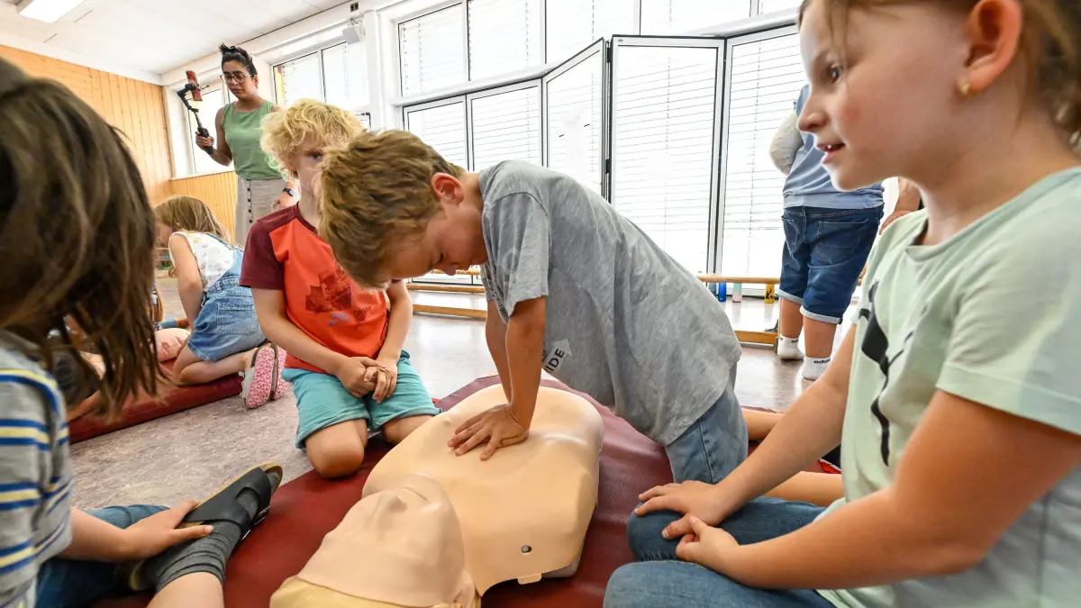 Erste-Hilfe kompakt für Grundschüler der Römerwegschule in Walddorfhäslach, HLW Herz-Lungen-Wiederbelebung, Reanimation