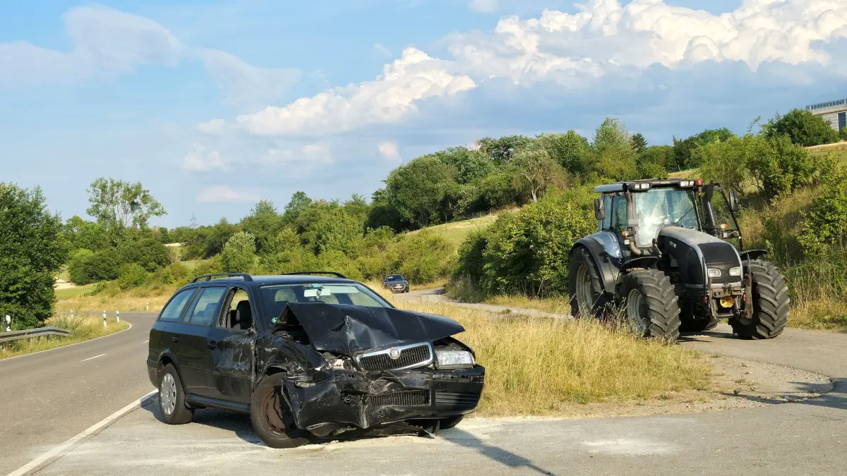 Überholmanöver endet mit Zusammenprall: Eine Skoda-Fahrerin ist am Dienstag bei Magstadt mit einem Traktor kollidiert.