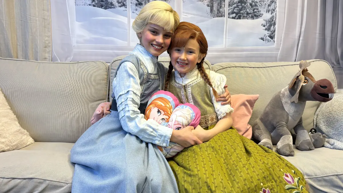 Kinderdarstellerinnen Annelie (elf Jahre, links) und Eleni (neun Jahre) spielen Elsa und Anna im Musical „Die Eiskönigin“ am Apollo-Theater in Stuttgart.