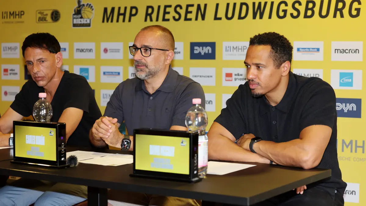 Basketball MHP Riesen Ludwigsburg PK: Ludwigsburg, Basketball MHP Riesen Ludwigsburg PK, v.l. Alexander Reil 1. Vorsitzender MHP Riesen und Präsident der AG Basketball-Bundesliga, Headcoach Carles Duran , David McCray sportlicher Leiter *** Ludwigsburg, MHP Riesen Ludwigsburg Basketball Press Conference: From left: Alexander Reil, Chairman of MHP Riesen and President of the Basketball Bundesliga AG Head Coach Carles Duran David McCray, Athletic Director