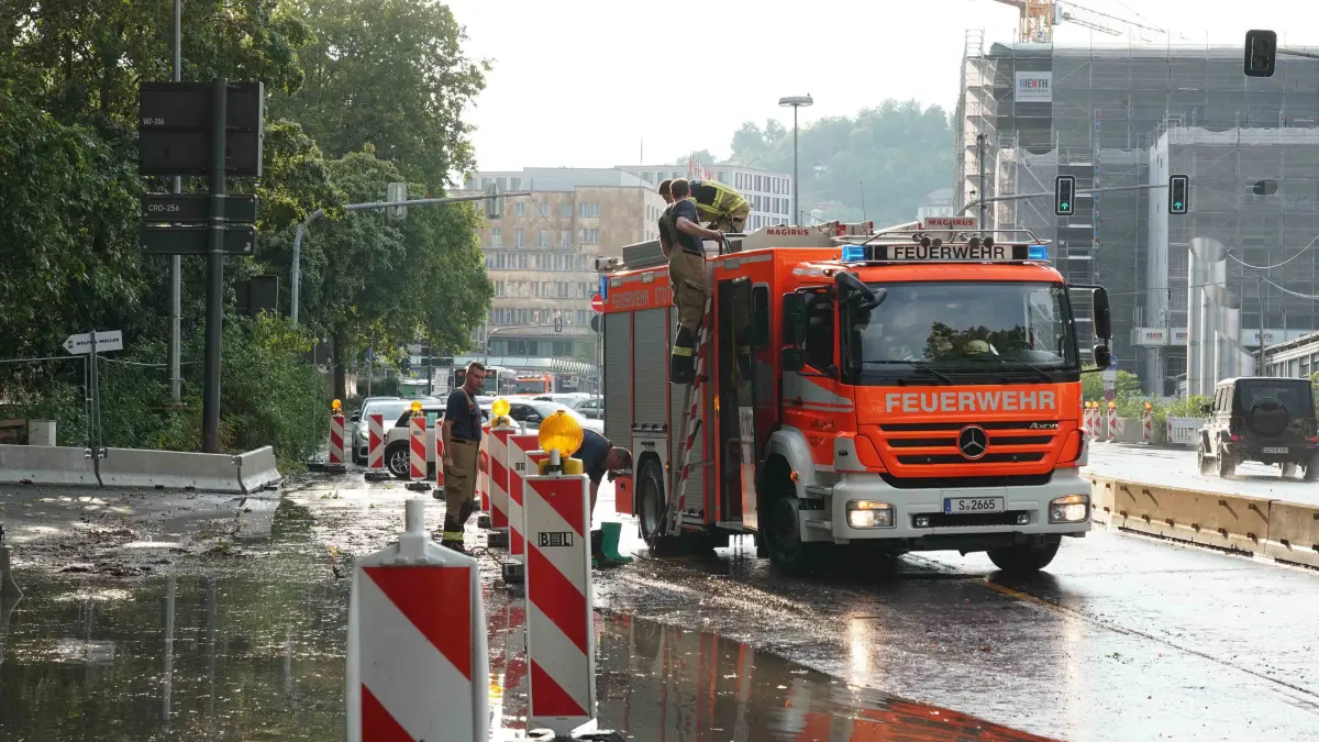 Schweres Unwetter ging nieder zahlreiche Einsaetze fuer die Feuerwehr um 19.00 Uhr ging los Stark Regen auf der Friedrichstrasse , auf der Kontrad Adenauer Strasse 300 Meter Laenge Strasse ueberflutet, Schillerstrasse Feuerwehr Einsatz Foto Andreas Rosar Fotoagentur-Stuttgart 15.07.2026