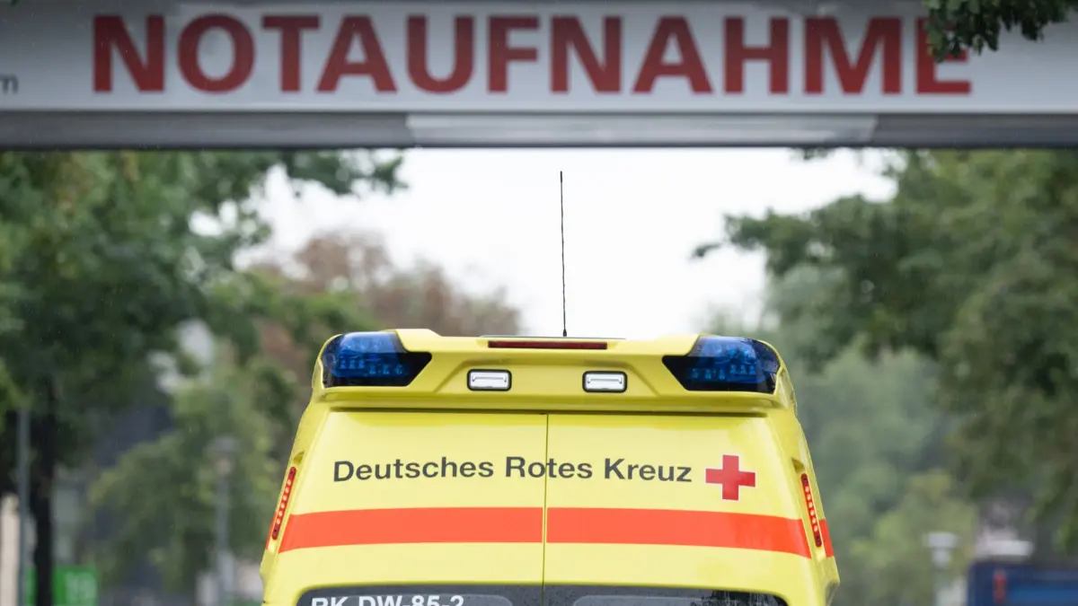 Krankenhäuser in Sachsen: ARCHIV - 14.09.2022, NA, Dresden: Ein Krankenwagen fährt auf dem Gelände eines Krankenhauses vor einem Schild mit der Aufschrift „Notaufnahme“. (zu dpa: «Tatort Krankenhaus: Zahl der Straftaten nimmt zu») Foto: Sebastian Kahnert/dpa +++ dpa-Bildfunk +++