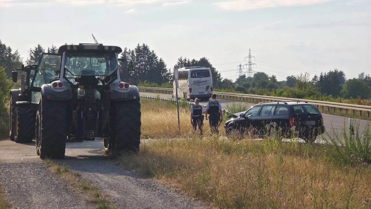 Am Dienstagabend kam es auf der Magstadter Suedtangente gegen 18:00 Uhr zu einem Verkehrsunfall zwischen einem Skoda und einem Traktor.<br />
Beide Fahrzeuge befuhren die Suedtangente von der Gottlieb-Daimler-Strasse kommend in Richtung Maichinger Strasse. Der Traktor wollte im weiteren Strassenverlauf nach Links auf einen Feldweg abbigen, mutmasslich in diesem Moment setzte die Fahrerin das Skoda zum Ueberholen an und konnte einen zusammenstoss nicht mehr verhindern. <br />
Bei dem zusammenstoss wurde der 240 Liter Dieseltank des Trakorts beschaedigt, dieser musste durch die Feuerwehr Magstadt die mit 3 Fahrzeugen im Einsatz waren abgepumt werden. Am Skoda entstand Totalschaden, der Schaden am Traktor konnte noch nicht beziffert werden. Die Polizei war zur Unfallaufnahme mit einer Streife am Unfallort.