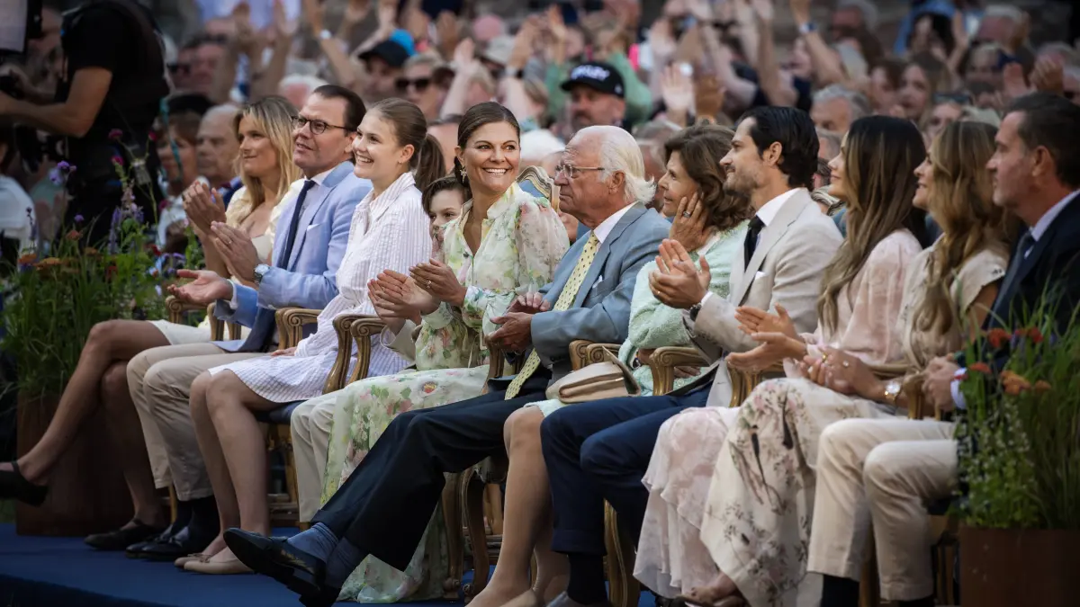 Prinz Daniel, Prinzessin Estelle, Prinz Oscar, Kronprinzessin Victoria, König Carl Gustaf, Königin Silvia, Prinz Carl Philip und Prinzessin Sofia beim Victoria-Konzert auf den Ruinen von Schloss Borgholm anlässlich der Feierlichkeiten zum Geburtstag von Kronprinzessin Victoria auf Öland.