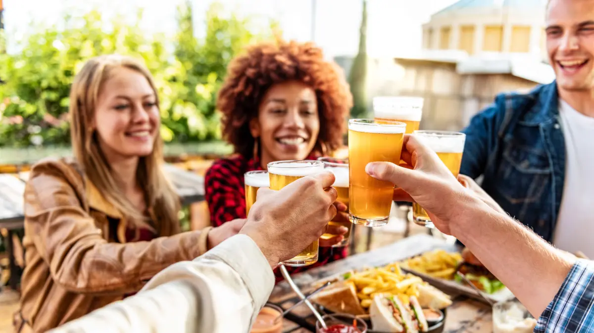 Heiße Sommertage im Kessel laden zum entspannten Verweilen im Biergarten ein.