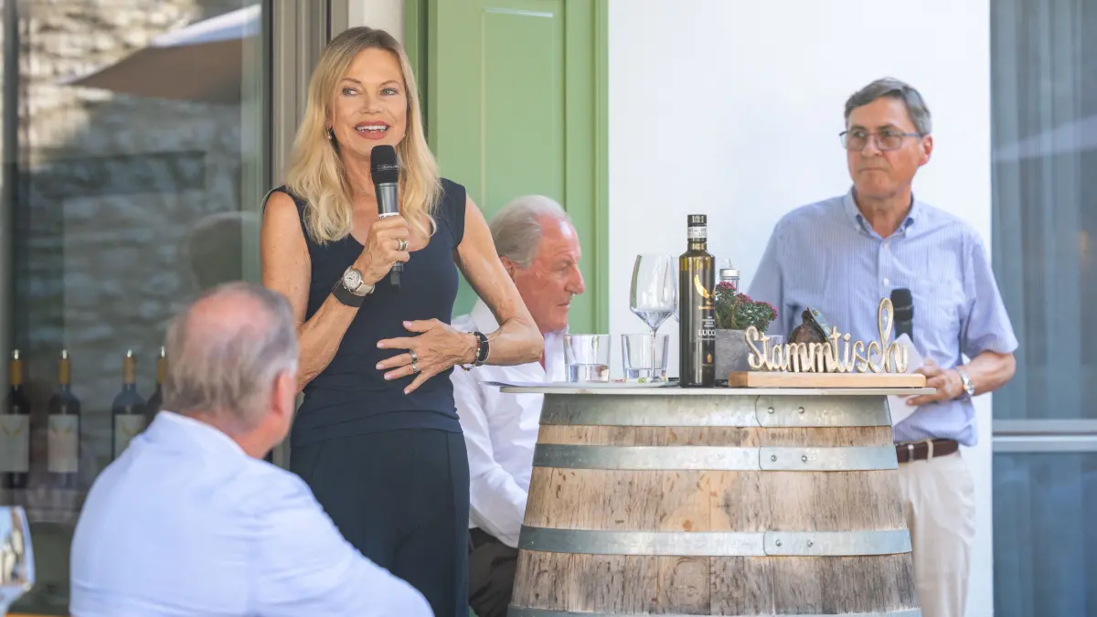 Vinosophischer Stammtisch: Fernsehmoderatorin und Longevity-Expertin Nina Ruge und ihrem Ehemann Wolfgang Reitzle plaudern auf Einladung der exNicrum Weinmanufaktur in Hessigheim, Foto: Andreas Essig