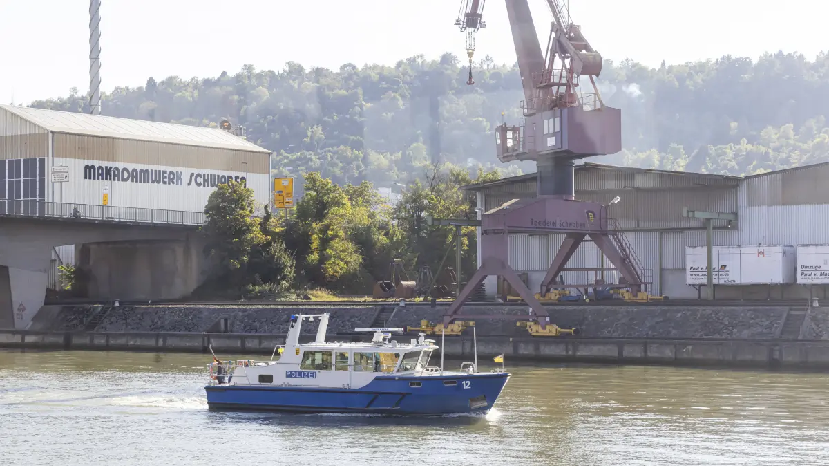 Polizeiboot der Wasserschutzpolizei Baden-Württemberg im Neckarhafen Stuttgart. // 22.09.2024: Stuttgart, Baden-Württemberg, Deutschland, Europa *** Police boat of the water police of Baden Württemberg in the Neckarhafen Stuttgart 22 09 2024 Stuttgart, Baden Württemberg, Germany, Europe