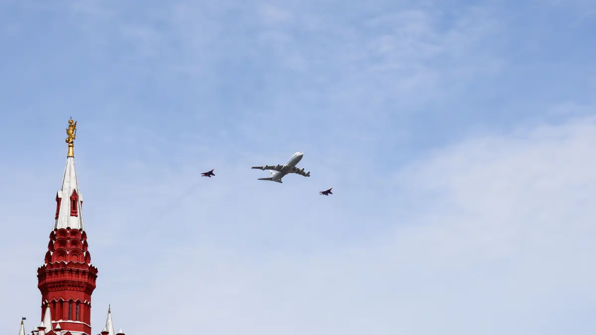 Auf dem Foto von Mai 2022 ist noch der Vorläufer der Tu-214PU, die Il-80 über dem Roten Platz über Moskau zu sehen. Das neue Modell wurde 2024 an die Luftwaffe übergeben.