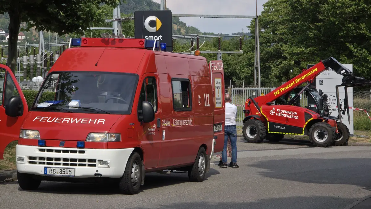 Herrenberg-Gueltstein: Grosser Gefahrguteinsatz weit ueber 100 Einsatzkraeft : Einsatzmeldung – Hertzstrasse, Gueltstein<br />
<br />
Die Feuerwehr Herrenberg wurde heute gegen 16:00 Uhr zunaechst zu einer unklaren Geruchsbelaestigung in das Industriegebiet Gueltstein alarmiert. Vor Ort wurde in einem chemieverarbeitenden Betrieb eine Rauchentwicklung sowie eine starke Geruchsbelaestigung festgestellt.<br />
<br />
Daraufhin wurden zahlreiche weitere Einsatzkraefte sowie weitere Feuerwehren und Hilfsorganisationen aus dem Landkreis nachalarmiert. Die Einsatzmassnahmen dauern derzeit.<br />
<br />
Warnung fuer die Bevoelkerung<br />
<br />
Fuer den gesamten Ortsteil Gueltstein wurde eine Warnmeldung ueber die Warn-Apps NINA und KATWARN ausgeloest.<br />
<br />
Bitte beachten Sie folgende Vorsichtsmassnahmen:<br />
* Halten Sie Fenster und Tueren geschlossen.<br />
* Schalten Sie Klima- und Lueftungsanlagen aus – auch in Fahrzeugen.<br />
* Vermeiden Sie Aufenthalte im Freien.<br />
* Meiden Sie den Einsatzbereich und halten Sie die Zufahrtswege fuer die Einsatzkraefte frei.<br />
<br />
Nach der aktuellen Einschaetzung besteht keine Gefahr fuer die Bevoelkerung. Die Massnahmen erfolgen vorsorglich.