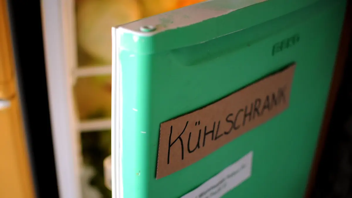 Stinkende Gerüche im Kühlschrank können kurzfristig mithilfe von Klopapier beseitigt werden.