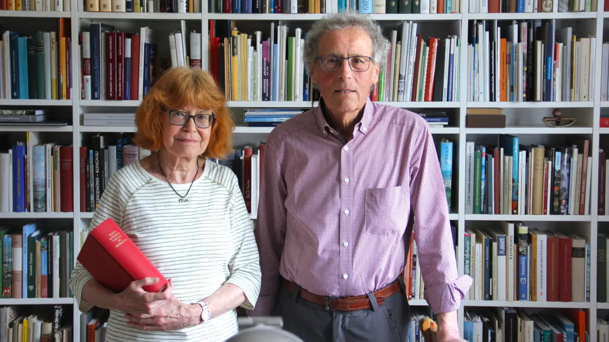 Auf den Spuren zweier Weltsprachen: Silvia (mit Esperanto-Lexikon) und Hans-Dieter Kuhn in ihrer Bibliothek