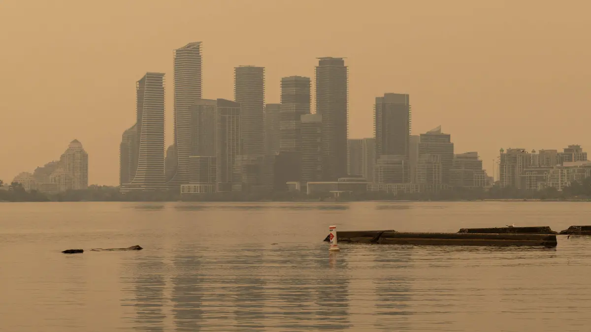 Im Nordwesten von Ontario wüten derzeit mehrere Waldbrände. Winde trugen den Rauch der Feuer am Dienstagabend hunderte Kilometer weit bis in die Provinzhauptstadt Toronto.