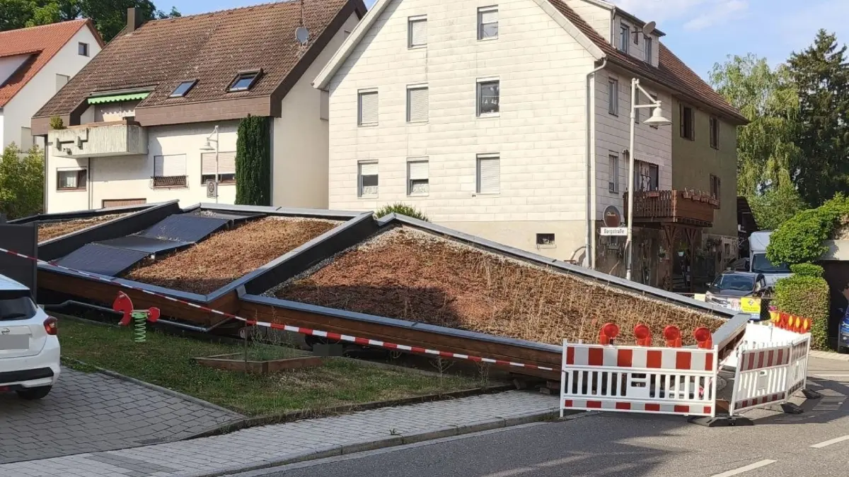 Am Donnerstagmittag ist es in Neckartailfingen im Landkreis Esslingen zu schweren Unwettern mit extremen Sturmboeen, Starkregen und Hagel gekommen. Die Unwetter fuehrten zu erheblichen Schaeden.<br />
<br />
Dabei stuerzte ein Carport ein und begrub vier darunter abgestellte Fahrzeuge unter sich. Die Feuerwehr rueckte zur Einsatzstelle aus und verschaffte sich einen Ueberblick ueber die Lage. Feuerwehrtechnische Massnahmen waren nach ersten Erkenntnissen jedoch nicht erforderlich. Die Einsatzkraefte sperrten den Bereich weitraeumig ab und rueckten anschliessend wieder ab.<br />
<br />
An den vier Fahrzeugen entstand erheblicher Sachschaden. Da der eingestuerzte Carport auf den Autos liegt, muss nun eine Spezialfirma die Bergung uebernehmen.<br />
<br />
Bekannt ist ausserdem, dass das Unwetter in der Region weitere Schaeden verursacht hat. Wie gross das gesamte Schadensausmass ist, ist derzeit noch unklar. Das Unwetter zieht inzwischen weiter in Richtung der Region Ulm.
