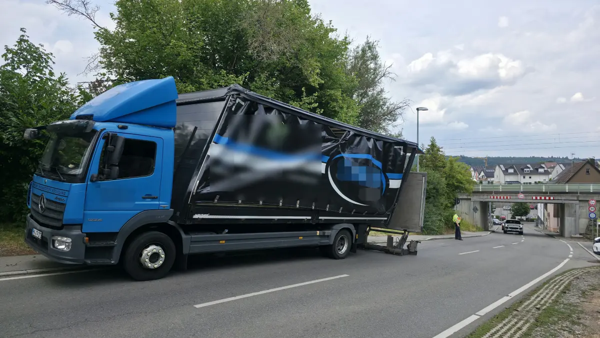 Am Dienstagnachmittag blieb ein LKW in Magstadt in der Schafhauser Strasse mit seinem LKW unter einer Bruecke haengen. Die Klage gekennzeichnet ist fuer LKW Durchgangsverkehr bis 3,3 m. Hierbei Risse sich der LKW seinen Planenaufbau vom Aufleger ab. Dieser blieb schraeg auf dem LKW stehen. Waehrend der Unfallaufnahme durch die Polizei musste die Schafhauserstrasse kurzfristig fuer den Durchgangsverkehr gesperrt werden. Der Sachschaden an der Bruecke sowie am LKW wird auf mehrere 1000 € beziffert.