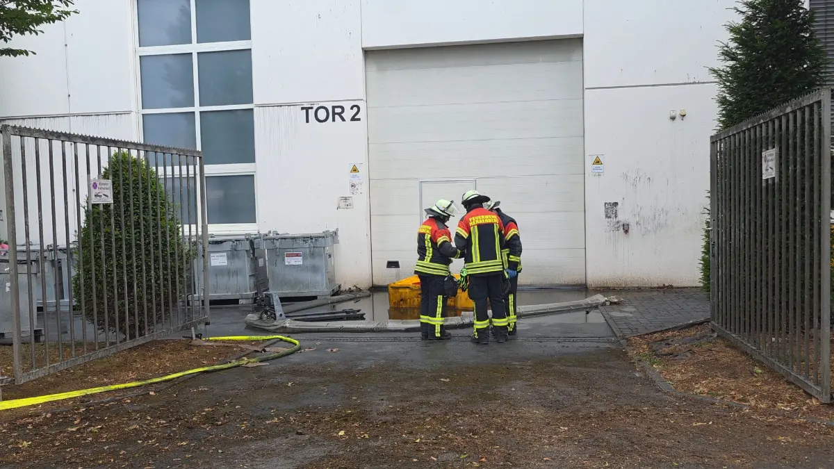 Herrenberg-Gueltstein: Grosser Gefahrguteinsatz weit ueber 100 Einsatzkraeft : Die Feuerwehr Herrenberg wurde gegen 15:50 Uhr zur naechst in die Marie-Curie-Strasse ins Industriegebit nach Herrenberg-Gueltstein aufgrund einer starken Geruchsbelaestigung, bei der Erkundung wurde dann wenig spaeter in einem Chemiebetrieb in der Hertzstrasse eine Chemiesche Reaktion Epoxidharz festgestellt. Dies hatte zufolge das die Alarmstufe gegen 16:15 Uhr erhoeht wurde und der Unweltschutzzug der Feuerwehr Herrenberg an Einsatzstelle beordert wurde. Da sich die Lage aber zu jeder zeit verschlimmern koennte, wurde kurze Zeitspaeter das Alarmstichwort erneut erhoeht durch diese erhoehung wurden weitere Einsatzkraefte aus dem Landkreis Boeblingen nach Herrenberg entsand. Darunter der Stellvertretende Kreisbrandmeister Rainer Just aus Sindelfingen und der Umweltschutzzug Sued das Landkreis Boeblingen aus Boeblingen. Das Industriegebiet wurde vorsorglich Evakuiert. Mit speziellen Chemikalienschutzanzuegen wurde duch die Feuerwehr der Behaelter mit dem Epoxidharz gekuehlt. Als dieser soweit gekuehlt war, wurde er durch die Werksfeuerwehr Mercedes-Benz aus Sindelfingen in einen Speziellen Abrohlbehaelter verbracht und dieser wurde mit Wasser geflutet. Es gab eine leicht verletzte Person.<br />
Im Einsatz waren neben der Feuerwehr Herrenberg, die Feuerwehren aus Boeblingen,Sindelfingen,Gaeufelden,Bondorf und Nufringen, des weiteren waren die Werksfeuerwehren Mercedes-Benz Sindelfingen und Bosch Renningen im Einsatz. Der Rettungsdienst und die Ortsvereine Herrenberg,Oeres Gaeu und Kuppingen waren zur Absicherung der Feuerwehr im Einsatz. Die Polizei war mit zwei Steifen im Einsatz. In Summe waren 29 Einsatzfahrzeuge und weit ueber 100 Einsatzkraefte im Einsatz.