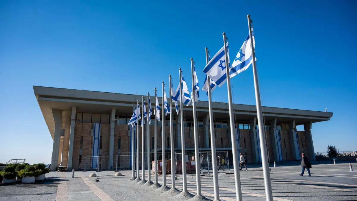 Israelisches Parlament Knesset: ARCHIV - 11.09.2022, Israel, Jerusalem: Israelische Fahnen wehen vor der Knesset, dem Einkammerparlament des Staates Israel. (zu dpa: «Israels Parlament beschließt umstrittenes Mediengesetz») Foto: Christophe Gateau/dpa +++ dpa-Bildfunk +++