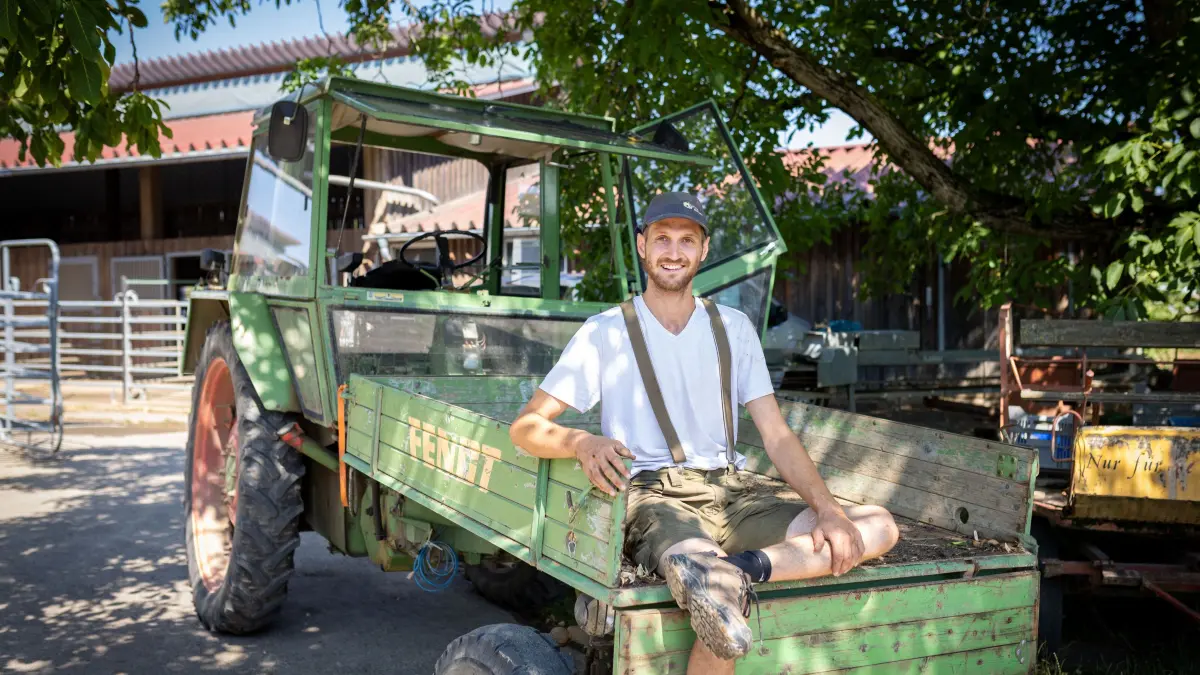 Landwirt Till Brodbeck: Stuttgart, Baden-Württemberg, 16.07.2026:
Landwirt Till Brodbeck auf seinem Hof in Stuttgart-Möhringen
Im Bild: Till Brodbeck auf einem Tracktor
Notiz: No model release. Kein Einverständnis für Werbung, keine Weitergabe an Dritte.