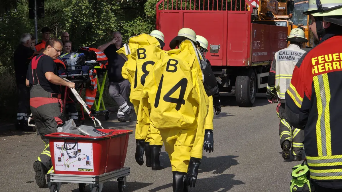 Herrenberg-Gueltstein: Grosser Gefahrguteinsatz weit ueber 100 Einsatzkraeft : Die Feuerwehr Herrenberg wurde gegen 15:50 Uhr zur naechst in die Marie-Curie-Strasse ins Industriegebit nach Herrenberg-Gueltstein aufgrund einer starken Geruchsbelaestigung, bei der Erkundung wurde dann wenig spaeter in einem Chemiebetrieb in der Hertzstrasse eine Chemiesche Reaktion Epoxidharz festgestellt. Dies hatte zufolge das die Alarmstufe gegen 16:15 Uhr erhoeht wurde und der Unweltschutzzug der Feuerwehr Herrenberg an Einsatzstelle beordert wurde. Da sich die Lage aber zu jeder zeit verschlimmern koennte, wurde kurze Zeitspaeter das Alarmstichwort erneut erhoeht durch diese erhoehung wurden weitere Einsatzkraefte aus dem Landkreis Boeblingen nach Herrenberg entsand. Darunter der Stellvertretende Kreisbrandmeister Rainer Just aus Sindelfingen und der Umweltschutzzug Sued das Landkreis Boeblingen aus Boeblingen. Das Industriegebiet wurde vorsorglich Evakuiert. Mit speziellen Chemikalienschutzanzuegen wurde duch die Feuerwehr der Behaelter mit dem Epoxidharz gekuehlt. Als dieser soweit gekuehlt war, wurde er durch die Werksfeuerwehr Mercedes-Benz aus Sindelfingen in einen Speziellen Abrohlbehaelter verbracht und dieser wurde mit Wasser geflutet. Es gab eine leicht verletzte Person.<br />
Im Einsatz waren neben der Feuerwehr Herrenberg, die Feuerwehren aus Boeblingen,Sindelfingen,Gaeufelden,Bondorf und Nufringen, des weiteren waren die Werksfeuerwehren Mercedes-Benz Sindelfingen und Bosch Renningen im Einsatz. Der Rettungsdienst und die Ortsvereine Herrenberg,Oeres Gaeu und Kuppingen waren zur Absicherung der Feuerwehr im Einsatz. Die Polizei war mit zwei Steifen im Einsatz. In Summe waren 29 Einsatzfahrzeuge und weit ueber 100 Einsatzkraefte im Einsatz.