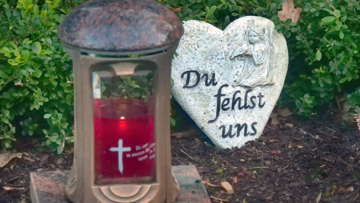 Trauer-Friedhofsfotos als Symbolfoto fuer Trauer und sterben. Trauer-Trauerfotos als Symbol fuer Demut und Gedenken *** Mourning Cemetery photos as a symbol for mourning and dying Mourning Mourning photos as a symbol for humility and remembrance