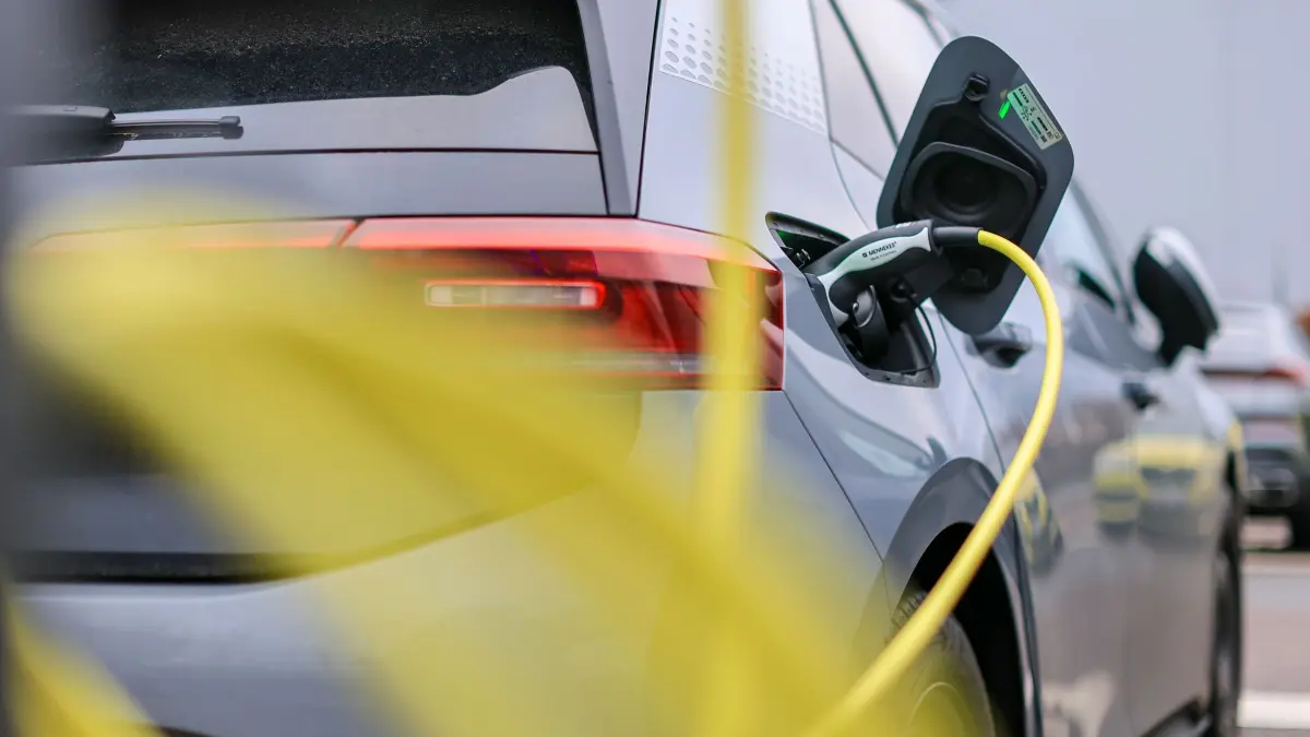Elektroauto lädt an Ladesäule: ARCHIV - 20.11.2025, Sachsen, Leipzig: Ein Elektrofahrzeug von Volkswagen lädt mit einem gelben Kabel an einer Ladesäule. (zu dpa: «Elektroautos bleiben in Sachsen-Anhalt Ladenhüter») Foto: Jan Woitas/dpa +++ dpa-Bildfunk +++