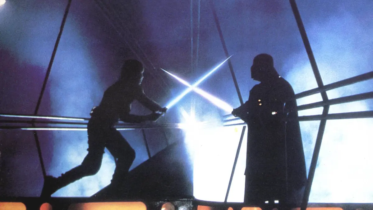 Luke Skywalker (Mark Hamill, li.) kämpft mit dem Lichtschwert gegen Darth Vader (James Earl Jones) in dem Film "Star Wars: Episode V - The Empire strikes back" aus dem Jahr 1980.EMPIRE STRIKES BACK STAR WARS: EPISODE V - THE EMPIRE STRIKES BACK MARK HAMILL as Luke Skywalker, Darth Vader acted by Dave Prose and voiced by James Earl Jones STAR WARS: EPISODE V - THE EMPIRE STRIKES BACK Date: 1980. Strictly editorial use only in conjunction with the promotion of the film. Credit line mandatory. This image is copyright of the film company and is supplied under the terms of issue as film still. No commercial or book cover use permitted without prior consent from the film company. PUBLICATIONxINxGERxSUIxAUTxONLY Mandatory credit line: Image courtesy LUCASFILM / Ronald Grant Archive / Mary Evans
