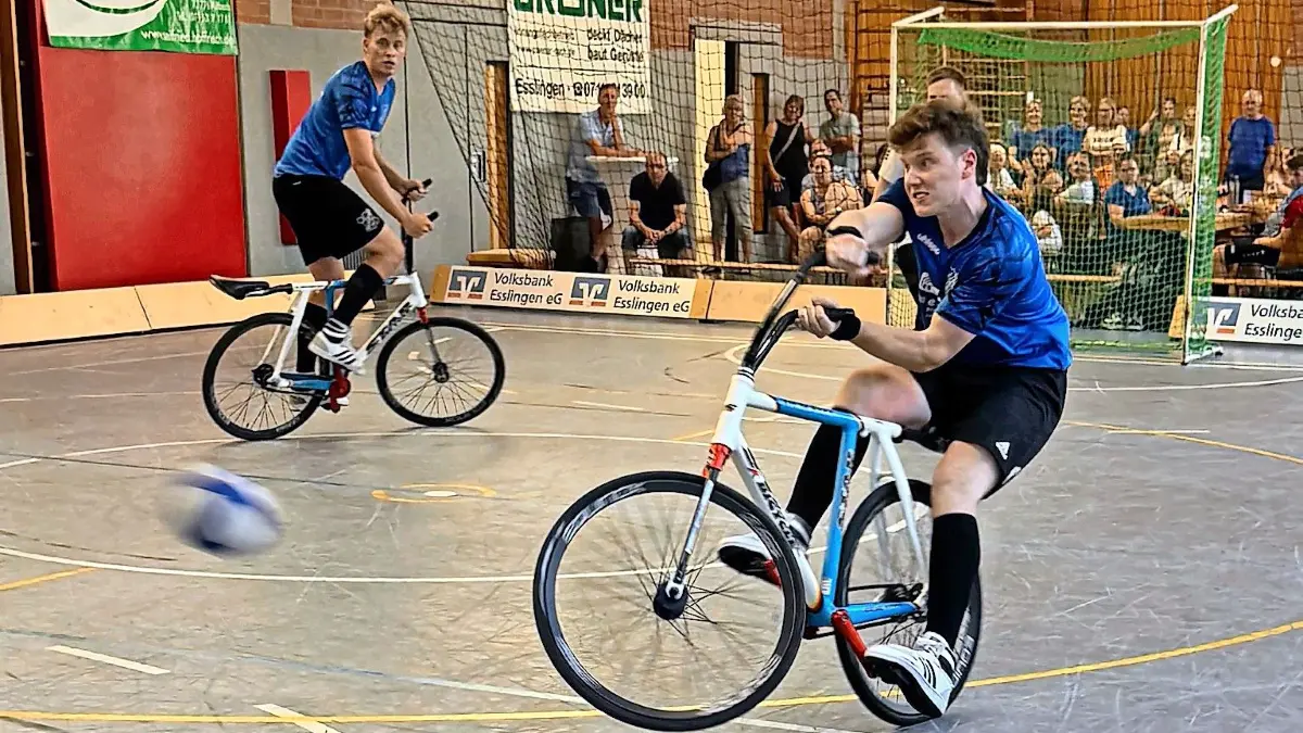 RCO-Radballer Tarik Nas beim Schuss, Moritz Bracht beobachtet.