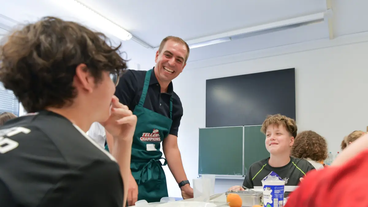 Philipp Lahm, Hölderlin Gymnasium: Stuttgart, #Ernährung *Philipp Lahm* kommt in das Stuttgarter Hölderlin Gymnasium für einen Workshop mit den Kindern zu gesunder Ernährung.
Dabe sind auch: Sarah Schweizer (Staatssekretärin im Ministerium für Ländlichen Raum, Landwirtschaft und Heimat Baden-Württemberg)
Ines Rottwilm (Brille) Leiterin Nachhaltigkeit bei Kaufland und Initiatorin des Aktionstages))