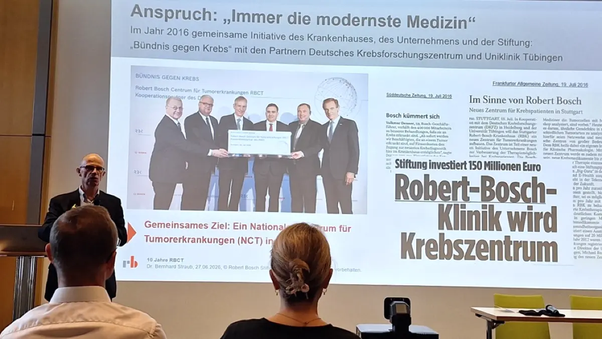 Dr. Bernhard Straub, Geschäftsführer der Robert Bosch Stiftung, nimmt die Zuschauenden mit zu den Anfängen des Krebszentrums.
