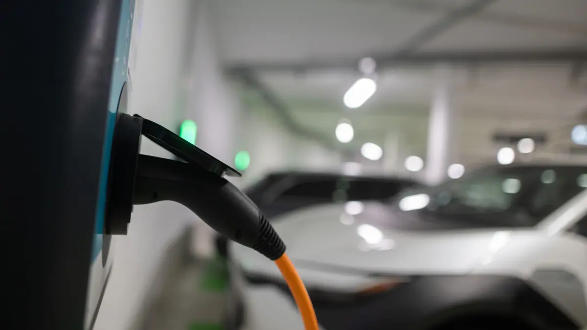 E-Mobilität: ARCHIV - 25.09.2024, Berlin: Ein Stecker für ein Elektroauto steckt auf dem Euref-Campus in einer Garage in einer Wallbox. (zu dpa: «Mehr als jeder vierte Neuwagen in Berlin elektrisch») Foto: Sebastian Gollnow/dpa +++ dpa-Bildfunk +++