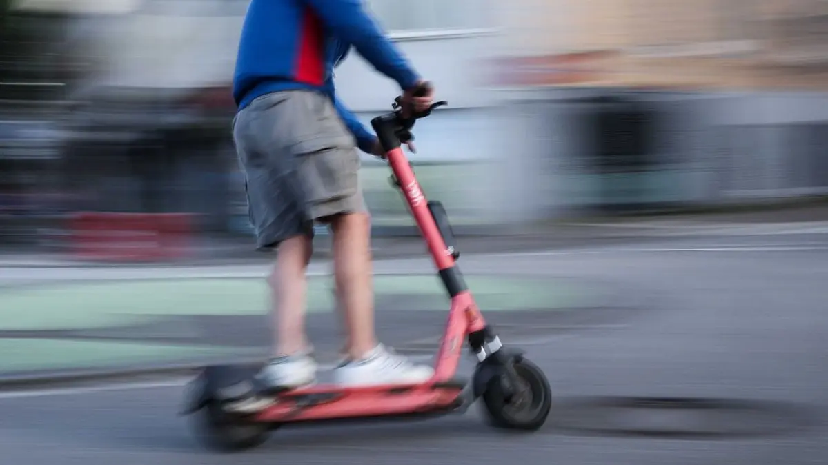 Schwerer Unfall: ARCHIV - 28.07.2024, Hamburg: Ein Mann ist auf einem E-Scooter unterwegs (Aufnahme mit langer Verschlusszeit). (zu dpa: «Deutlich mehr schwere E-Scooter-Unfälle - das sagen Experten») Foto: Christian Charisius/dpa +++ dpa-Bildfunk +++