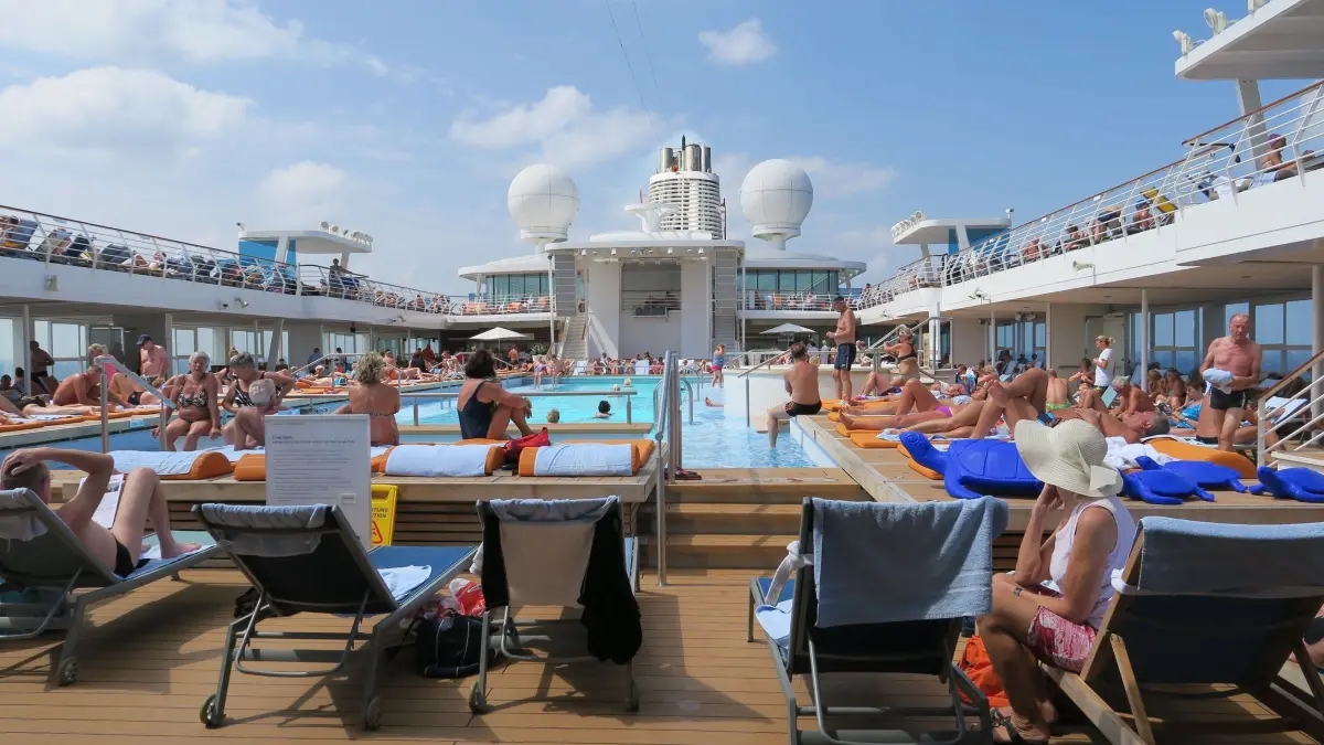 Passagiere des Kreuzfahrtschiffs Mein Schiff 3 am Pool