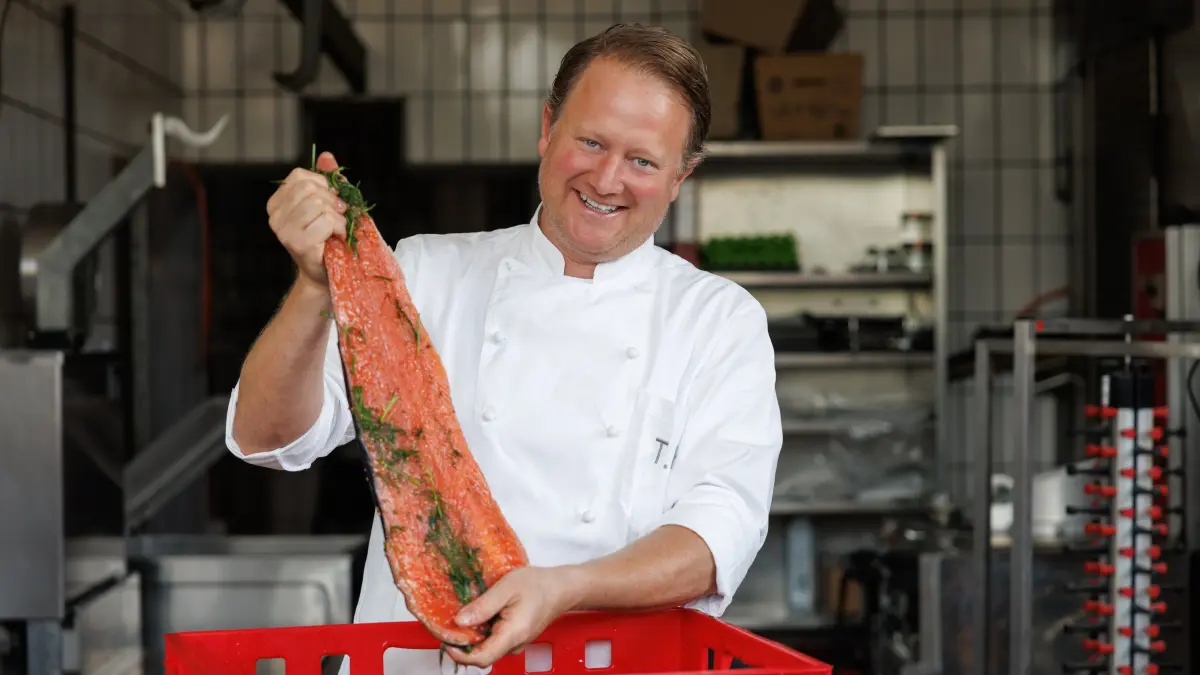 Tim Hornung: Steinenbronn, Krone, Tim Hornung, Schlemmen am See, Vorbereitungen, Lachs, beizen, Koch
