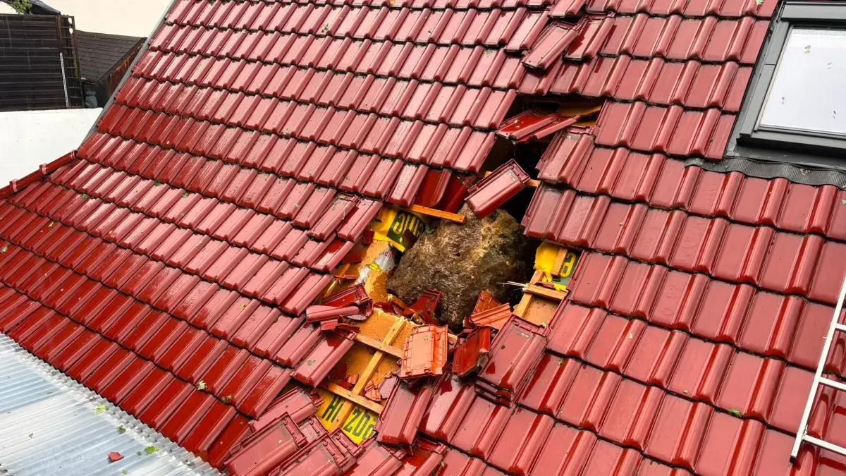 Felsbrocken durchschlägt bei Unwetter das Dach eines Wohnhauses in Börstingen.