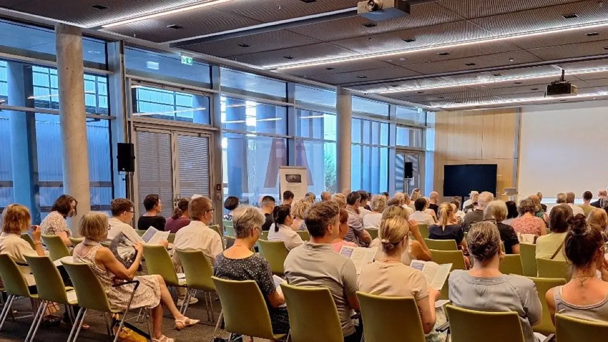 Professor Hans-Georg Kopp, Chefarzt Hämatologie, Onkologie und Palliativmedizin am RBK und Ärztlicher Leiter des RBCT, gibt erste Einblicke in den Informationstag.