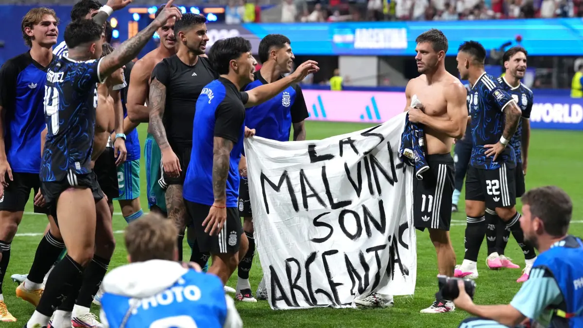 WM 2026 - England - Argentinien: 15.07.2026, USA, Atlanta: Fußball, Männer, WM 2026, England - Argentinien, Halbfinale, Atlanta-Stadion. Die argentinischen Spieler halten nach ihrem Sieg ein Transparent mit der Aufschrift «Las Malvinas son Argentinas» (deutsch: «Die Malvinas gehören zu Argentinien») hoch. Foto: Nick Potts/PA Wire/dpa +++ dpa-Bildfunk +++