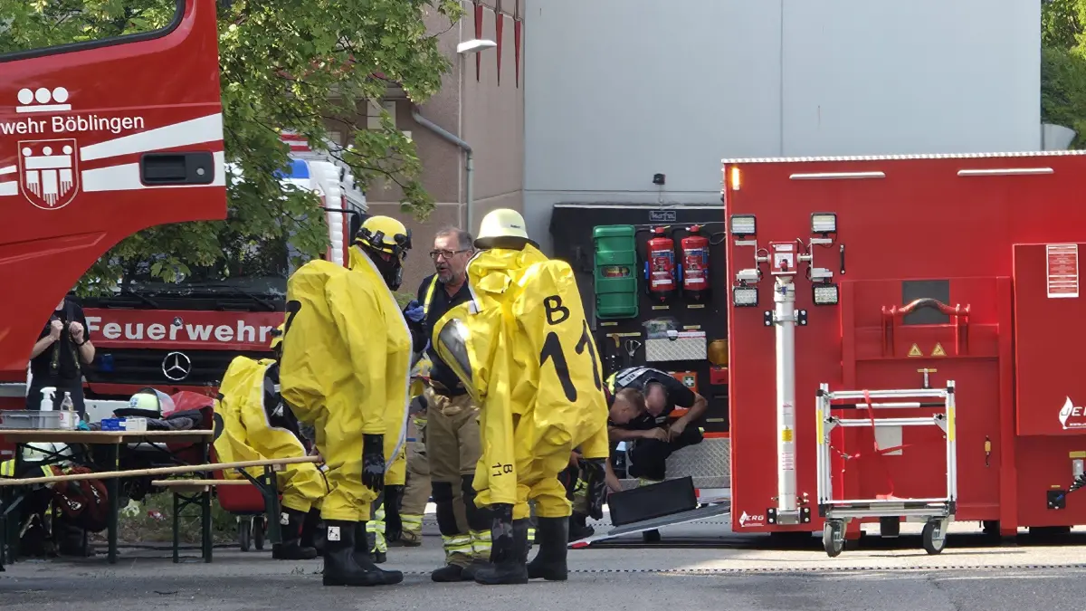 Herrenberg-Gueltstein: Grosser Gefahrguteinsatz weit ueber 100 Einsatzkraeft : Einsatzmeldung – Hertzstrasse, Gueltstein<br />
<br />
Die Feuerwehr Herrenberg wurde heute gegen 16:00 Uhr zunaechst zu einer unklaren Geruchsbelaestigung in das Industriegebiet Gueltstein alarmiert. Vor Ort wurde in einem chemieverarbeitenden Betrieb eine Rauchentwicklung sowie eine starke Geruchsbelaestigung festgestellt.<br />
<br />
Daraufhin wurden zahlreiche weitere Einsatzkraefte sowie weitere Feuerwehren und Hilfsorganisationen aus dem Landkreis nachalarmiert. Die Einsatzmassnahmen dauern derzeit.<br />
<br />
Warnung fuer die Bevoelkerung<br />
<br />
Fuer den gesamten Ortsteil Gueltstein wurde eine Warnmeldung ueber die Warn-Apps NINA und KATWARN ausgeloest.<br />
<br />
Bitte beachten Sie folgende Vorsichtsmassnahmen:<br />
* Halten Sie Fenster und Tueren geschlossen.<br />
* Schalten Sie Klima- und Lueftungsanlagen aus – auch in Fahrzeugen.<br />
* Vermeiden Sie Aufenthalte im Freien.<br />
* Meiden Sie den Einsatzbereich und halten Sie die Zufahrtswege fuer die Einsatzkraefte frei.<br />
<br />
Nach der aktuellen Einschaetzung besteht keine Gefahr fuer die Bevoelkerung. Die Massnahmen erfolgen vorsorglich.
