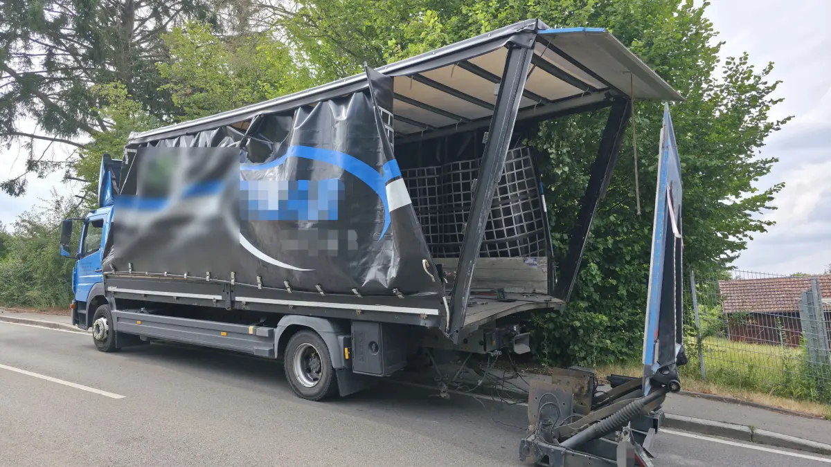 Am Dienstagnachmittag blieb ein LKW in Magstadt in der Schafhauser Strasse mit seinem LKW unter einer Bruecke haengen. Die Klage gekennzeichnet ist fuer LKW Durchgangsverkehr bis 3,3 m. Hierbei Risse sich der LKW seinen Planenaufbau vom Aufleger ab. Dieser blieb schraeg auf dem LKW stehen. Waehrend der Unfallaufnahme durch die Polizei musste die Schafhauserstrasse kurzfristig fuer den Durchgangsverkehr gesperrt werden. Der Sachschaden an der Bruecke sowie am LKW wird auf mehrere 1000 € beziffert.