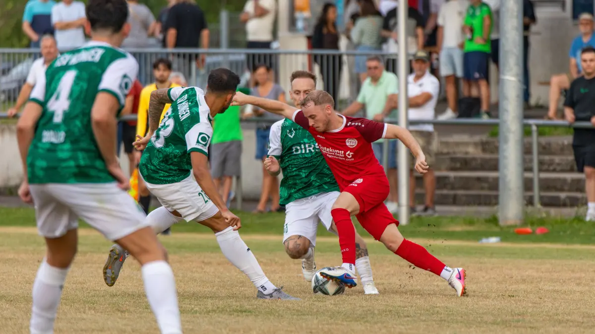TSV Oberensingen - TSV Köngen: v.l. Domenic Brück, Yannik Kögler (beide TSV Köngen), Samuel Bosler (TSV Oberensingen)