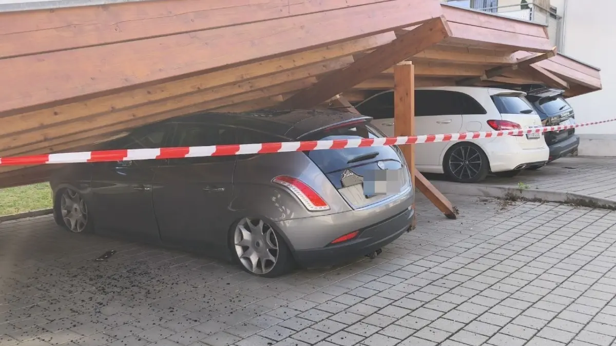Am Donnerstagmittag ist es in Neckartailfingen im Landkreis Esslingen zu schweren Unwettern mit extremen Sturmboeen, Starkregen und Hagel gekommen. Die Unwetter fuehrten zu erheblichen Schaeden.<br />
<br />
Dabei stuerzte ein Carport ein und begrub vier darunter abgestellte Fahrzeuge unter sich. Die Feuerwehr rueckte zur Einsatzstelle aus und verschaffte sich einen Ueberblick ueber die Lage. Feuerwehrtechnische Massnahmen waren nach ersten Erkenntnissen jedoch nicht erforderlich. Die Einsatzkraefte sperrten den Bereich weitraeumig ab und rueckten anschliessend wieder ab.<br />
<br />
An den vier Fahrzeugen entstand erheblicher Sachschaden. Da der eingestuerzte Carport auf den Autos liegt, muss nun eine Spezialfirma die Bergung uebernehmen.<br />
<br />
Bekannt ist ausserdem, dass das Unwetter in der Region weitere Schaeden verursacht hat. Wie gross das gesamte Schadensausmass ist, ist derzeit noch unklar. Das Unwetter zieht inzwischen weiter in Richtung der Region Ulm.
