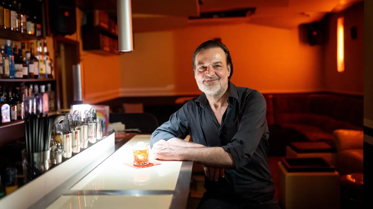 Die Bar in der Augustenstraße: Stuttgart, Baden-Württemberg, 16.07.2026:
Die Bar in der Augustenstraße und Inhaber Ralf Groher
Notiz: No model release. Kein Einverständnis für Werbung, keine Weitergabe an Dritte.