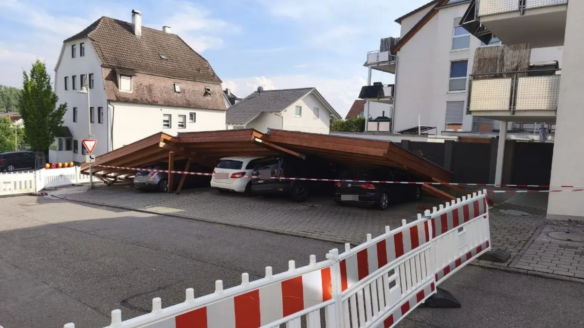 Am Donnerstagmittag ist es in Neckartailfingen im Landkreis Esslingen zu schweren Unwettern mit extremen Sturmboeen, Starkregen und Hagel gekommen. Die Unwetter fuehrten zu erheblichen Schaeden.<br />
<br />
Dabei stuerzte ein Carport ein und begrub vier darunter abgestellte Fahrzeuge unter sich. Die Feuerwehr rueckte zur Einsatzstelle aus und verschaffte sich einen Ueberblick ueber die Lage. Feuerwehrtechnische Massnahmen waren nach ersten Erkenntnissen jedoch nicht erforderlich. Die Einsatzkraefte sperrten den Bereich weitraeumig ab und rueckten anschliessend wieder ab.<br />
<br />
An den vier Fahrzeugen entstand erheblicher Sachschaden. Da der eingestuerzte Carport auf den Autos liegt, muss nun eine Spezialfirma die Bergung uebernehmen.<br />
<br />
Bekannt ist ausserdem, dass das Unwetter in der Region weitere Schaeden verursacht hat. Wie gross das gesamte Schadensausmass ist, ist derzeit noch unklar. Das Unwetter zieht inzwischen weiter in Richtung der Region Ulm.