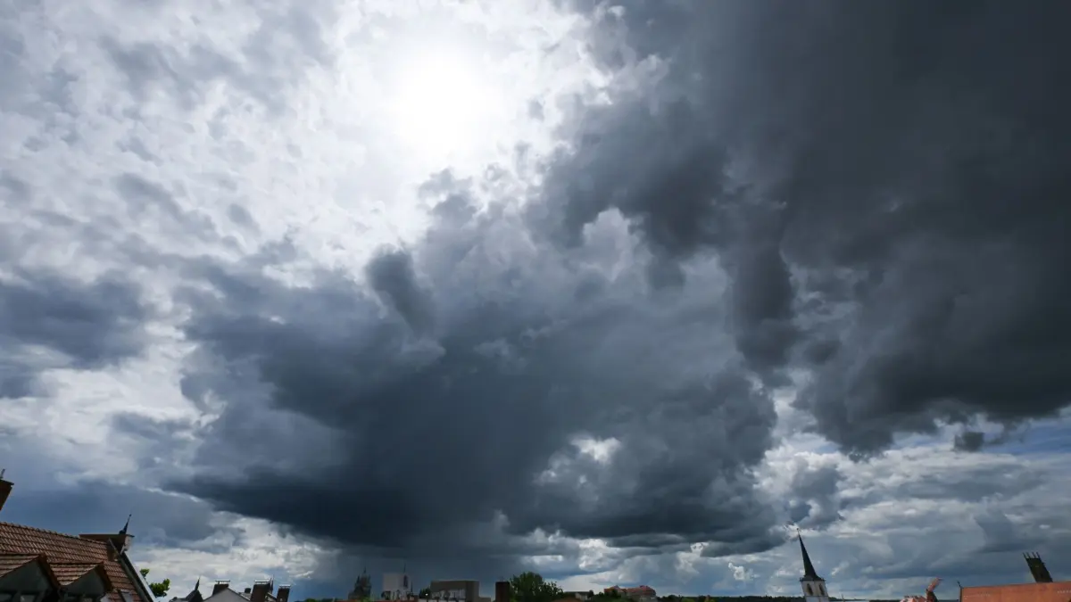 Wetter in Erfurt: ARCHIV - 10.06.2026, Thüringen, Erfurt: Dunkle Wolken ziehen über die Erfurter Altstadt. Das Wetter in Sachsen, Sachsen-Anhalt und Thüringen ist weiterhin unbeständig mit Schauern und Gewittern. (zu dpa: «Gewitter und Starkregen – Unwetter am Freitag möglich») Foto: Martin Schutt/dpa +++ dpa-Bildfunk +++