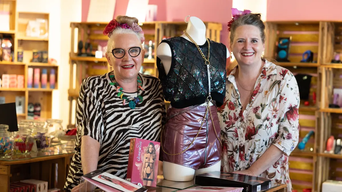 Erotique Boutique Frau Blum: Portrait der Inhaberinnen Mascha Hülsewig und Alexandra Steinmann von der Boutique Erotique Frau Blum in der Hauptstätter Straße.
